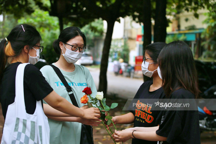 Nhóm bạn dầm nắng mưa đưa đón bạn đi thi: 'Tình bạn chúng em không như đại dương, nó ngang hệ mặt trời' Ảnh 9