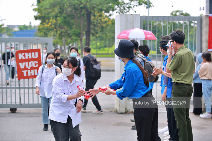 Nhóm bạn dầm nắng mưa đưa đón bạn đi thi: 'Tình bạn chúng em không như đại dương, nó ngang hệ mặt trời' Ảnh 2