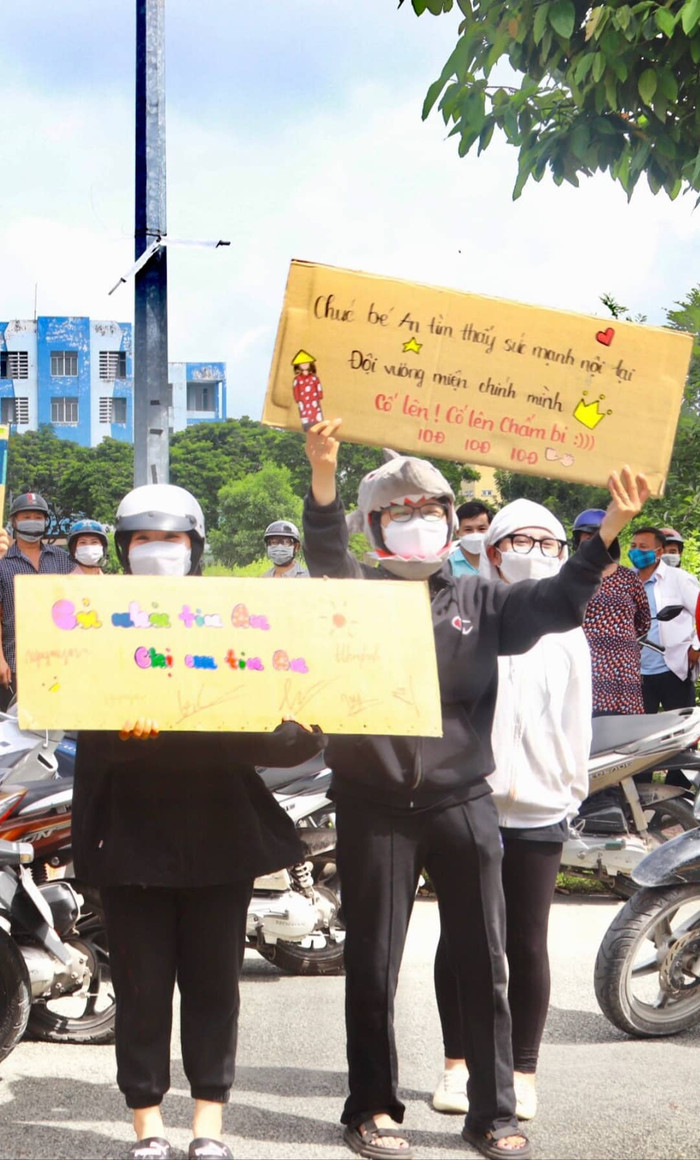 Màn cổ vũ vô cùng đáng yêu được một cư dân mạng 'chộp lại'