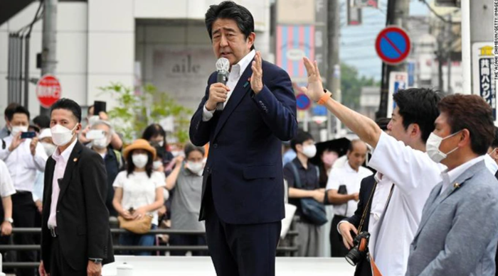 Ông Abe đang phát biểu thì trúng đạn ngã gục xuống đất.