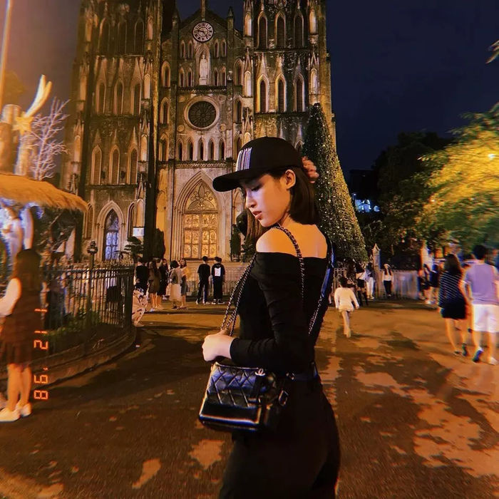 Dạo phố về đêm nàng hậu diện mẫu túi có giá khoảng gần 125 triệu đồng.