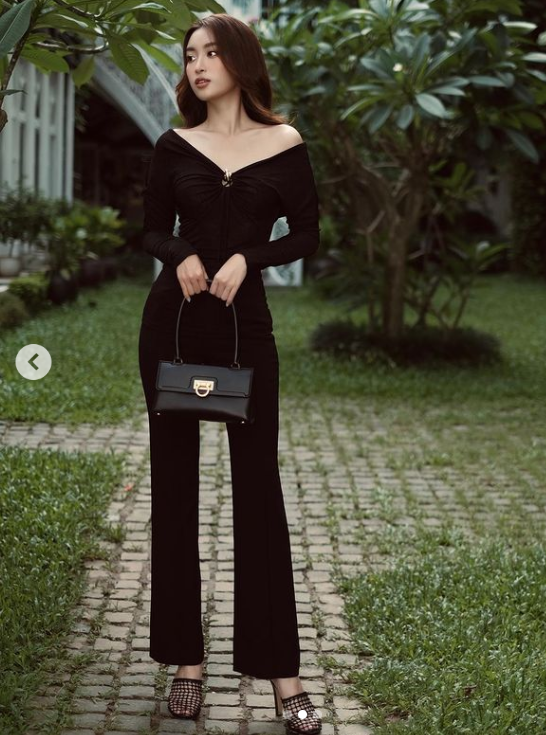 Chiếc túi Ferragamo - một thương hiệu đình đám đến từ nước Ý có giá khoảng vài chục triệu đồng.