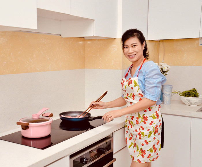 Nhà báo Thu Hà khẳng định: Tự nấu nướng tiết kiệm rất nhiều. (Ảnh: Facebook nhân vật)