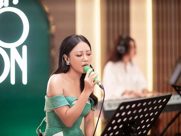 Sau 'cú nổ' ở lần 'come-back', Văn Mai Hương tiếp tục chơi lớn khi gửi tặng các fan món quà đặc biệt Ảnh 2