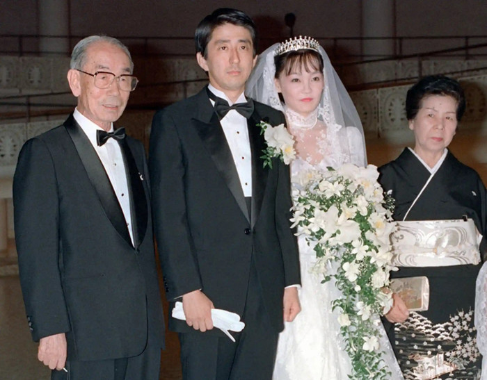 Ông Abe kết hôn với vợ, bà Akie Matsuzaki, vào năm 1987