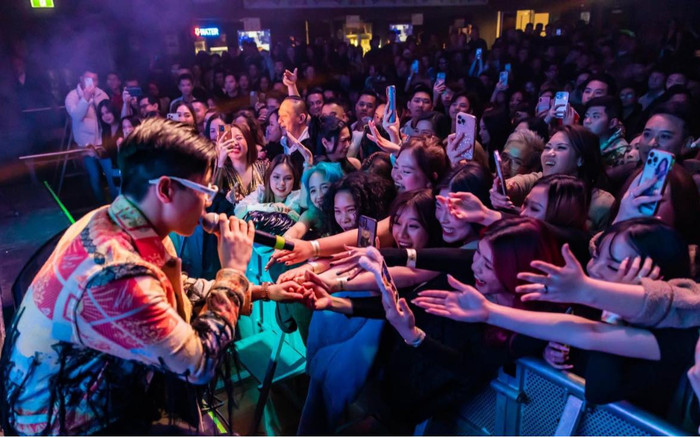 Bị fan nữ kéo tay 'chới với' suýt trượt chân khỏi sân khấu, Quân AP xử lý ra sao? Ảnh 2