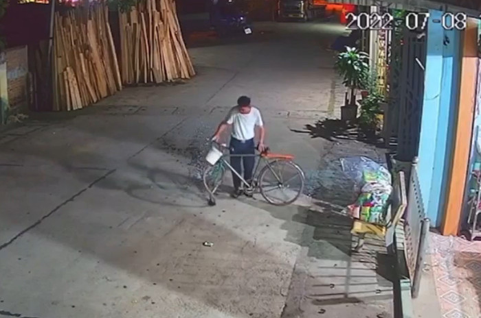 Chiếc xe đạp bị móp méo sau cú tông