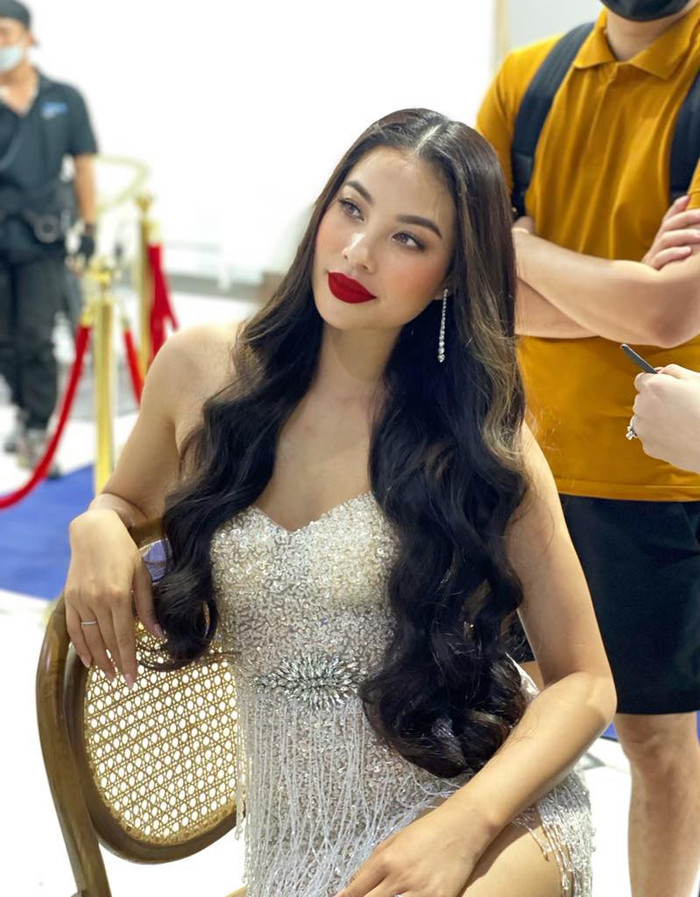 Hoa hậu Phạm Hương đánh son đỏ hệt lúc thi Miss Universe, fan khen đẹp như cô dâu Ảnh 2