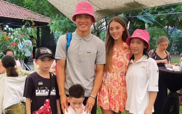 Vợ Tây Bùi Tiến Dũng được một đứa bé nhận làm mẹ, phản ứng ra sao? Ảnh 2