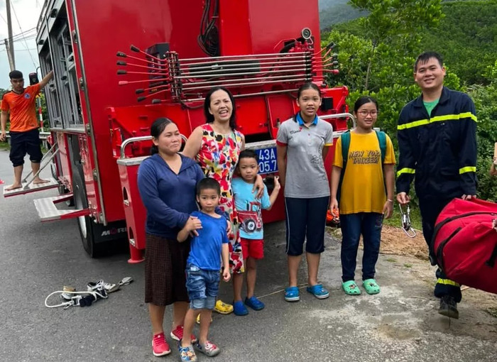 Nhóm du khách được cứu hộ an toàn. Ảnh: C.A