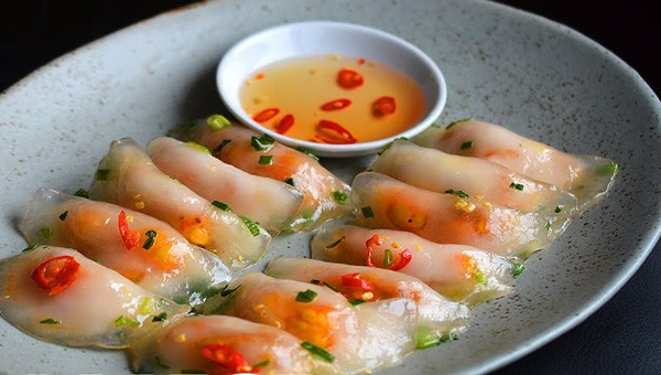 Bánh bộc lọc trần, có cả chay và mặn của người Huế, ăn kèm chả, ớt