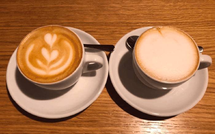 Cappuccino phong cách truyền thống của Italy (bên phải) và cappuccino được trang trí ở các nước khác (bên trái)
