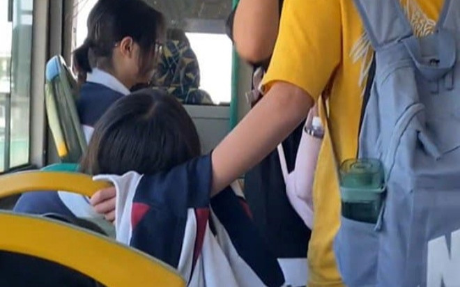 Thấy bạn nữ ngủ gật trên xe buýt, nam sinh liền có hành động cực dễ thương Ảnh 2