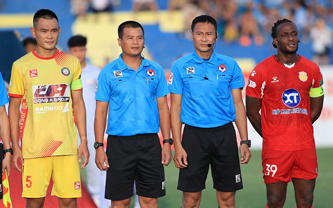 Nghịch lý bóng đá Việt Nam: Lạ lùng và sai nhiều như trọng tài ở V.League Ảnh 2