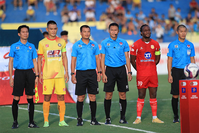 Nghịch lý bóng đá Việt Nam: Lạ lùng và sai nhiều như trọng tài ở V.League Ảnh 1