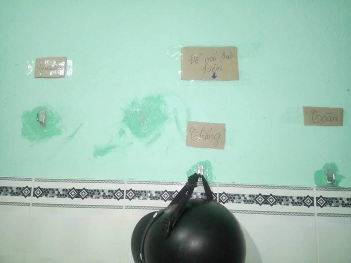 Nơi để nón bảo hiểm của Toàn, Thắng, Tuấn