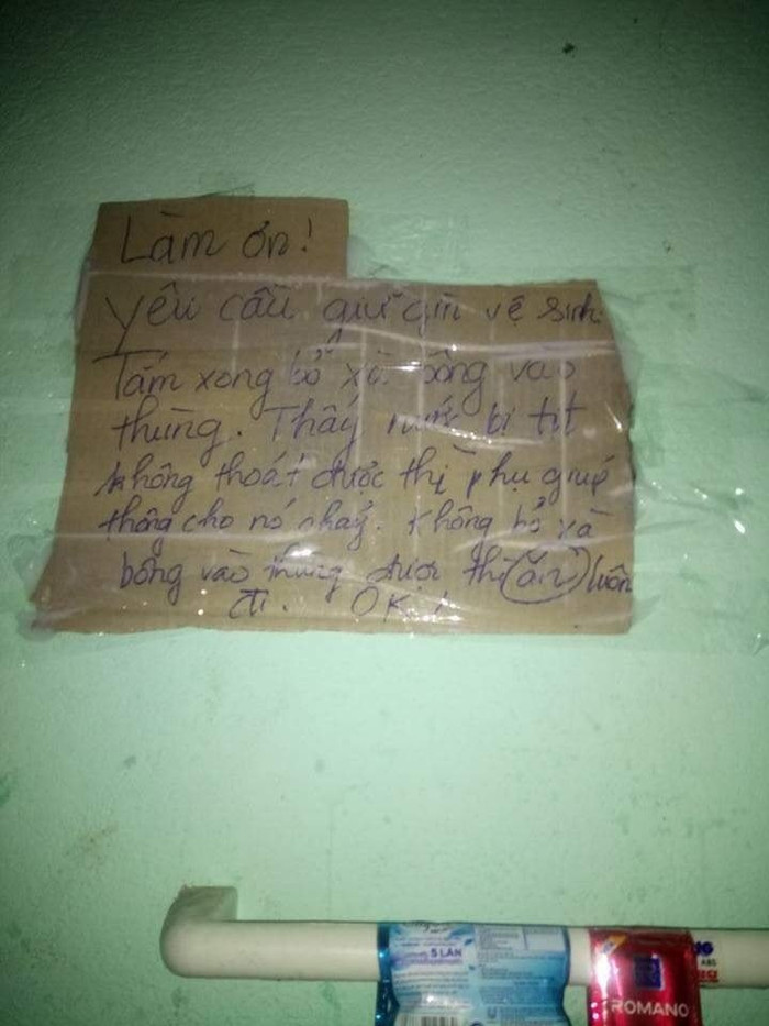 Làm ơn, yêu cầu giữ vệ sinh. Tắm xong bỏ xà bông vào thùng. Thấy nước bị tắc, không thoát ra được thì phụ giúp thông cho nó chảy. 