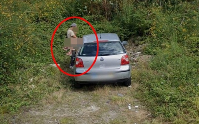 Cặp đôi rúc xe vào bãi cỏ ven đường để 'hành sự', không ngờ vẫn bị camera của Google Maps 'tóm gọn' Ảnh 2