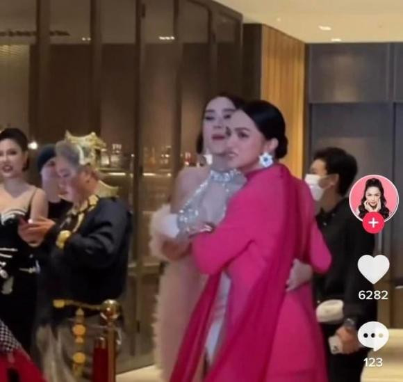 Dân tình cảm thấy vui vẻ khi cả hai đã hóa giải được mọi xung đột, kết nối lại tình chị em như xưa. 