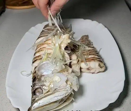 Cuối cùng người đàn ông quyết định hấp con cá lên ăn.