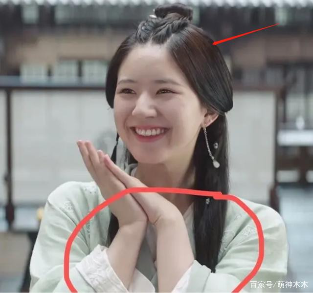 Không chỉ chỉnh sửa mặt, tổ edit còn phải chỉnh lại cả màu tóc cho Triệu Lộ Tư từ màu nâu thành màu đen. 