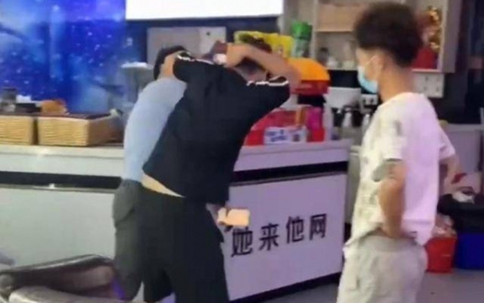 Phát hiện con trai chơi game suốt 8 ngày 8 đêm tại quán, cặp vợ chồng sôi máu có hành động không ngờ Ảnh 2