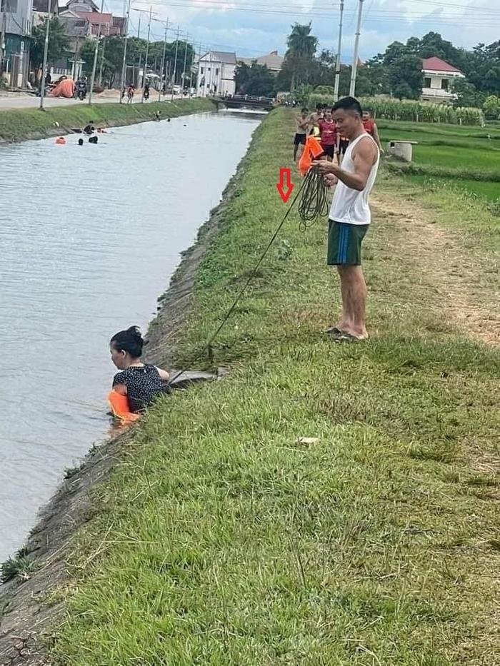 Nhận trọng trách kèm vợ đi bơi nhưng ngại xuống nước, người chồng nghĩ ra 'chiêu thức' cực bá đạo Ảnh 1