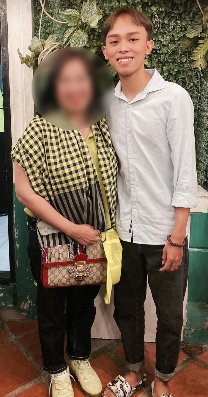 Hồ Văn Cường chụp ảnh cùng fan trong hậu trường, dân mạng xôn xao khi nhìn vào đôi dép của nam ca sĩ Ảnh 2