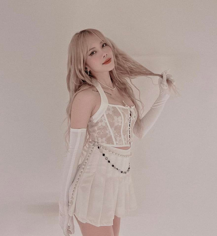 Thiều Bảo Trâm khoe nhan sắc xinh đẹp khi đi diễn, dân mạng liền nhắc nhở chuyện váy áo Ảnh 1