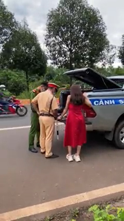 Qua kiểm tra, nữ tài xế có nồng độ cồn vượt quá 0,4 miligam/1 lít khí thở.