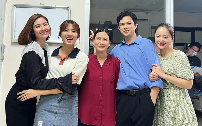 Thương Ngày Nắng Về: Lộ ảnh bố Mậu về gặp mẹ Nga, gia đình 5 người đoàn tụ Ảnh 2