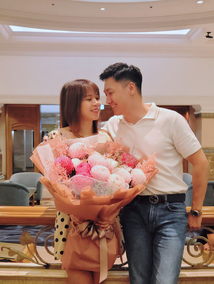 Chuyện tình của nam diễn viên và vợ được ví như ngôn tình ngoài đời thật. 