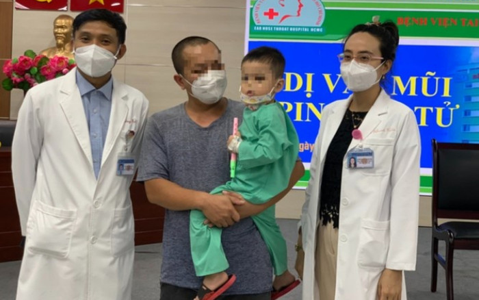 Bệnh nhi 3 tuổi bị viên pin điện tử mắc kẹt trong mũi Ảnh 2