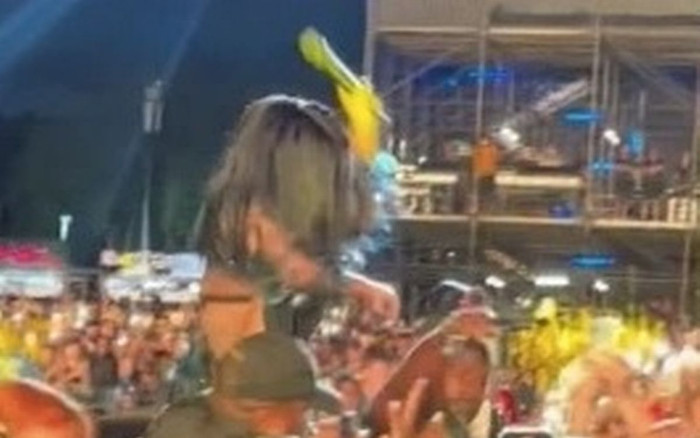 Xôn xao nữ nghệ sĩ nổi tiếng đánh khán giả bằng micro tại sân khấu: Thực hư ra sao? Ảnh 2