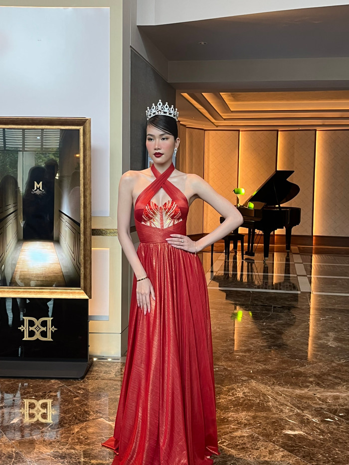 Lần hiếm hoi công chúng được chứng kiến Á hậu Phương Anh mặc váy cắt khoét hở bạo. 