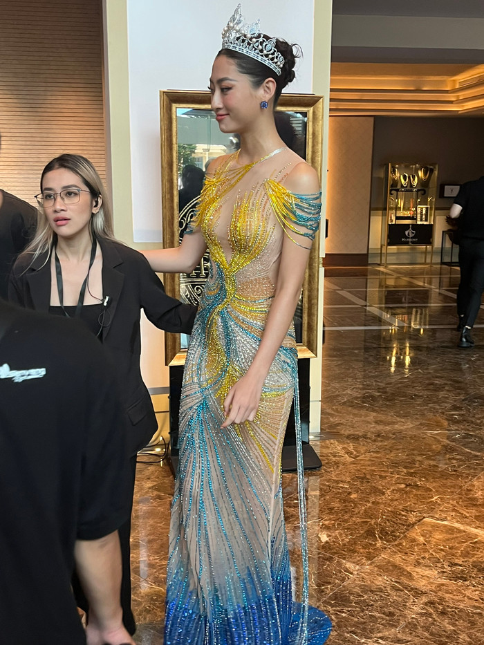 Đúng với chức vị đương kim Hoa hậu Thế giới Việt Nam, Lương Thuỳ Linh chiếm sóng với visual lộng lẫy. 