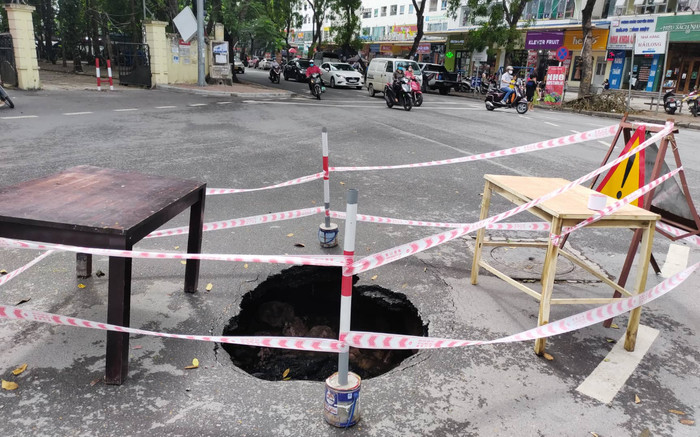Giữa phố Hà Nội bất ngờ xuất hiện 'hố tử thần' sâu, rộng gần 1m Ảnh 2