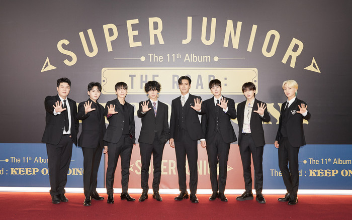 Super Junior điển trai tại họp báo ra mắt album mới, Hee Chul vắng mặt Ảnh 2