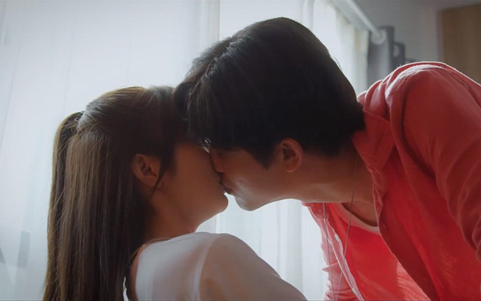 Thương Ngày Nắng Về: Ngỡ ngàng với hậu trường cảnh hôn ngọt ngào của Doãn Quốc Đam và Ngọc Huyền Ảnh 2