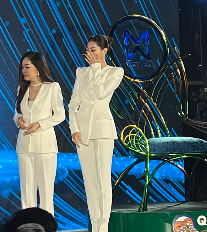 Khoảnh khắc nàng hậu xúc động khi công bố chiếc vương miện của cuộc thi Miss World Vietnam năm nay.
