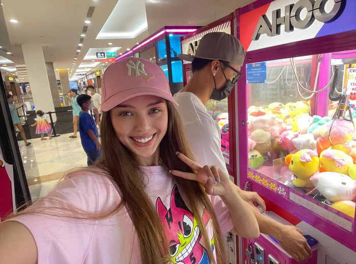  Hai người thường xuyên cùng nhau đi ăn và xem phim. 