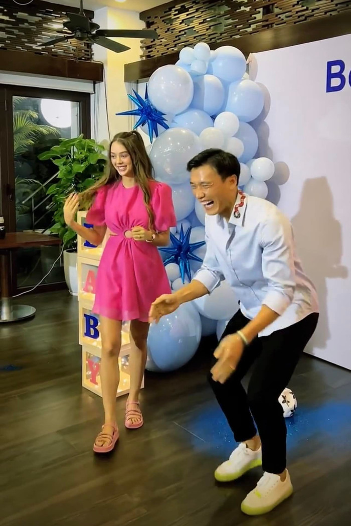 Trên trang cá nhân, sau khi kết hôn cả hai không ngần ngại chia sẻ những khoảnh khắc ngọt ngào bên nhau. 