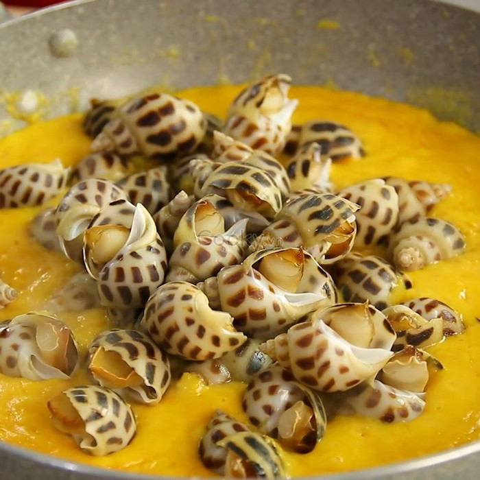 Cảm nhận vị béo từ trúng muối và vị dai sần sật của thịt ốc
