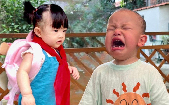 Biểu cảm nhóc tỳ Vbiz ngày đầu đi học: Winnie đôi mi u sầu, 'Bo thúi' hào hứng đến lớp Ảnh 2