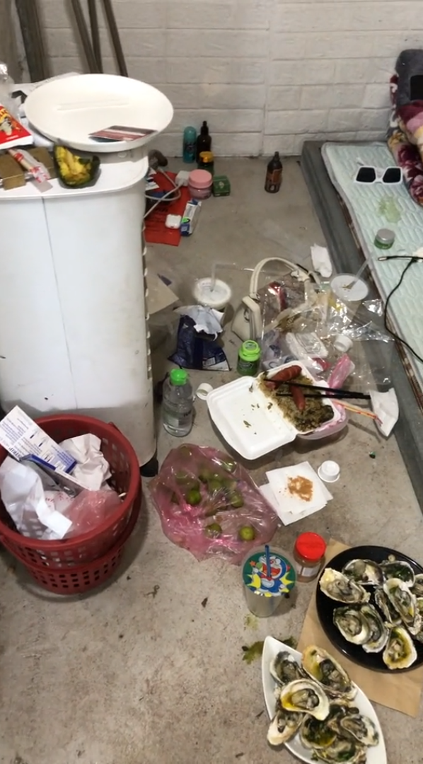 Anh chàng sốc nặng khi vừa bước vào phòng vì đồ đạc vô cùng bừa bộn và kém vệ sinh.