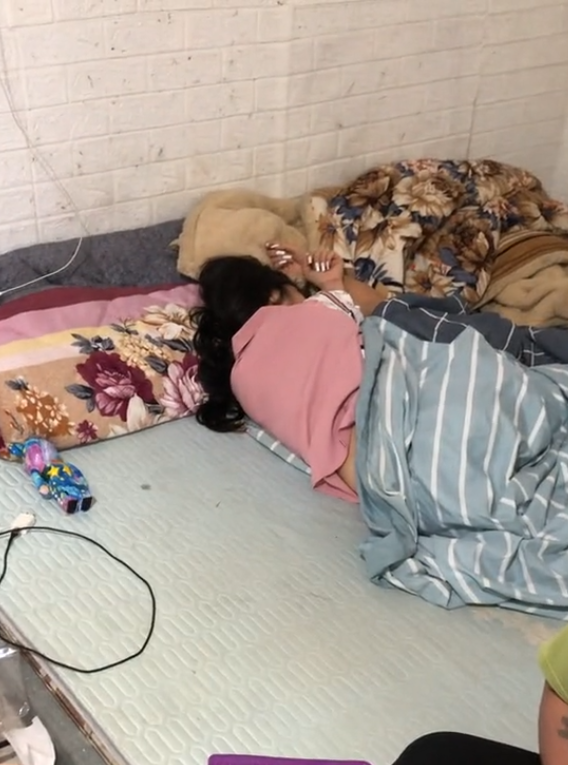 Một gái cũng đang nằm ngủ chưa dậy.