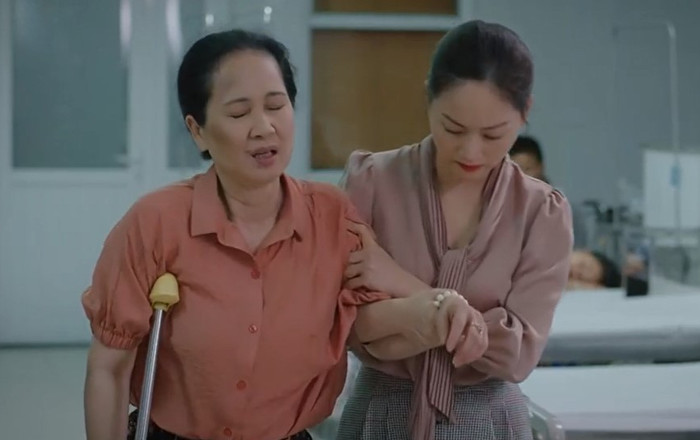 Thương Ngày Nắng Về tập 44: Bà Hiền gặp tai nạn, Vân Khánh cùng 'tình mới' vào viện chăm sóc Ảnh 2