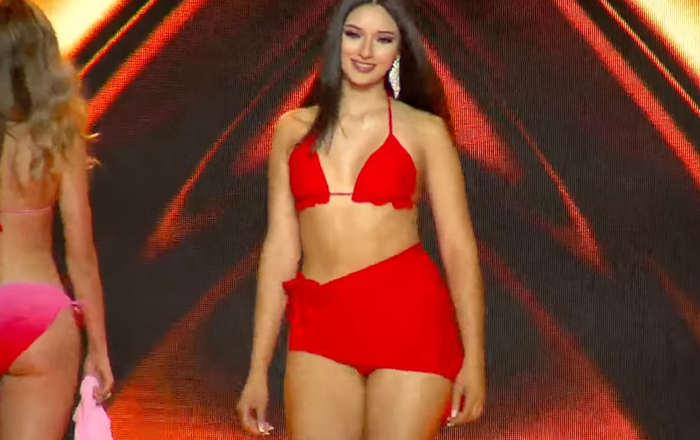 Cũng như đại diện đến từ Mexico, mỹ nhân Chile ghi điểm nhờ khuôn mặt cực phẩm nhưng bị trừ điểm vì cặp đùi khá to.