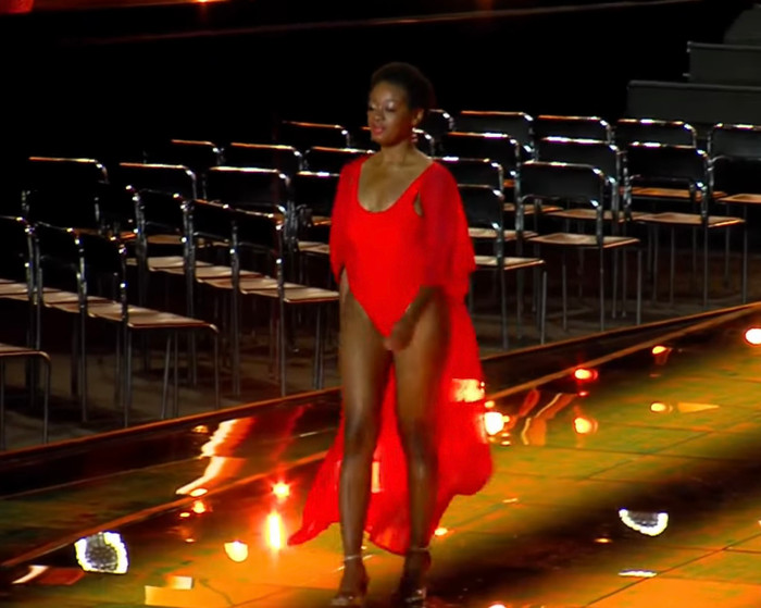 Đại diện Kenya lại bị ví như 'cô bé đô con' trong vòng trình diễn bikini, nhưng ít ra người đẹp tinh tế khoác áo choàng để phần nào che bớt cơ thể. 