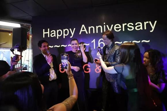 Anh còn tặng vợ chiếc nhẫn kim cương 11 carat, tương đương với ngày 11, ngày kết hôn của cả hai.